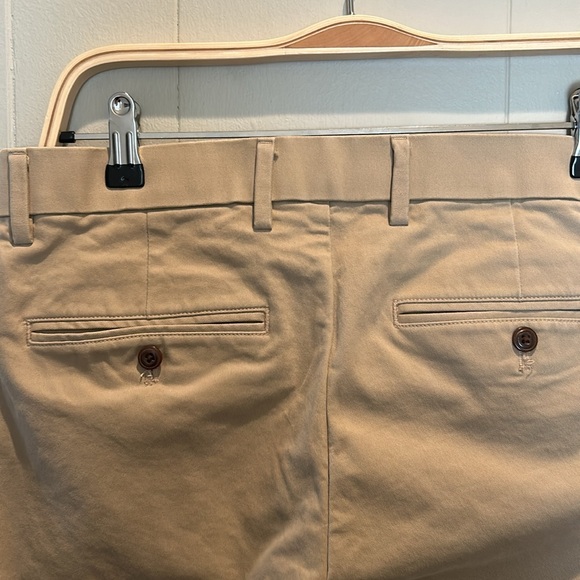 Modern Khakis in Straight Fit with GapFlex
30 x 32 L
Color - Khaki - Picture 5 of 8